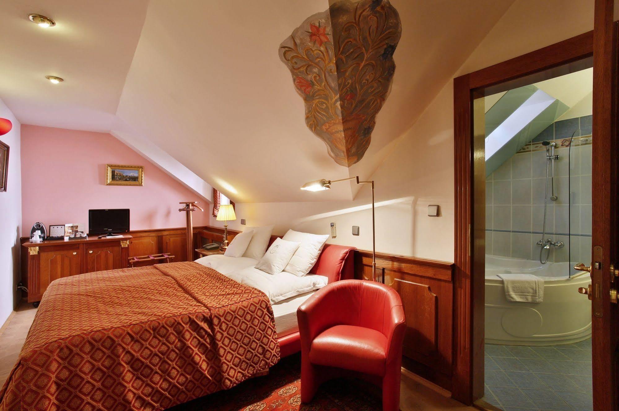 U Pava Hotel Praha Bagian luar foto